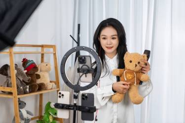 女主播线上直播带货实拍图