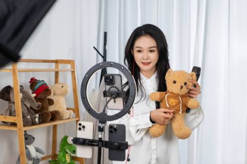 女主播线上直播带货实拍图