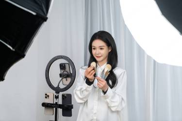 唯美女主播化妆直播实拍图