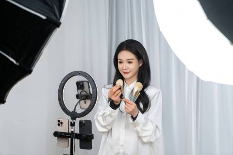 唯美女主播化妆直播实拍图