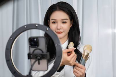 电商美妆活动女主播带货图片