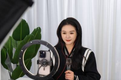 正在直播女艺人高清图