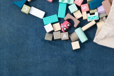 不同种类颜色各异积木实拍图