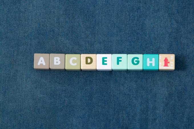 有序排列的英文字母积木实拍图