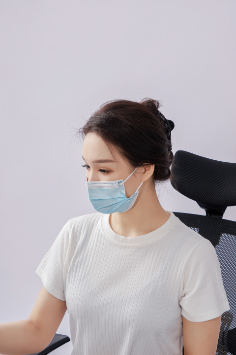 医疗口罩佩戴女性坐姿实拍图版权图片下载