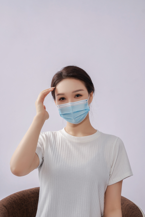 成人蓝色口罩女性佩戴实拍图版权图片下载