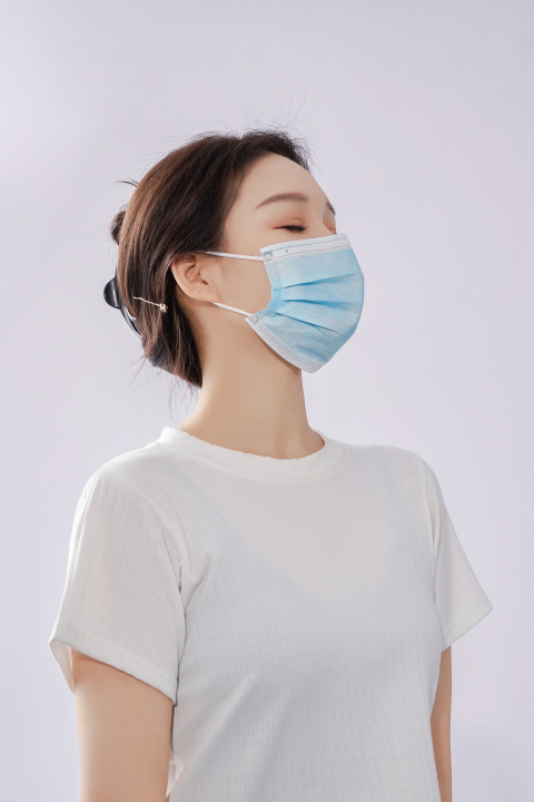 医用外科挂耳口罩女实拍图版权图片下载
