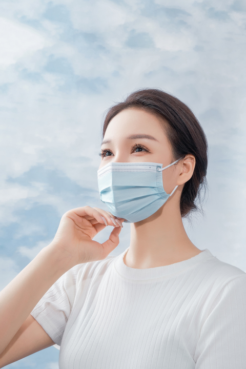 蓝天清新自然医用口罩女实拍图版权图片下载
