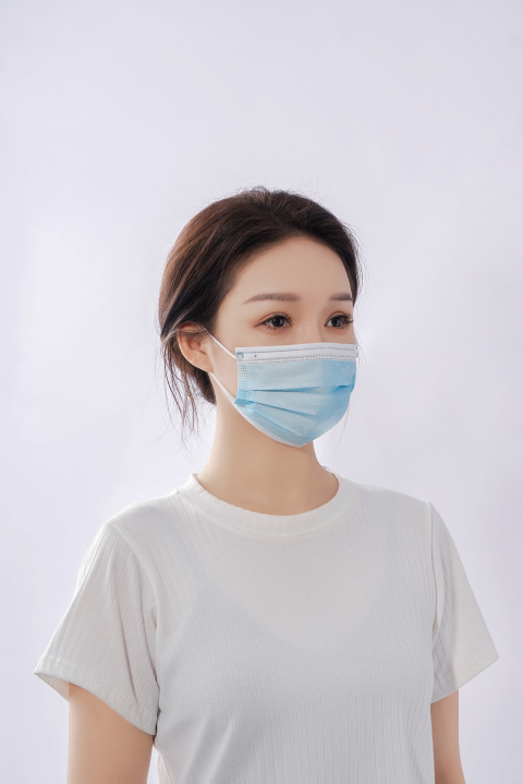 蓝色防护口罩人物佩戴实拍图版权图片下载