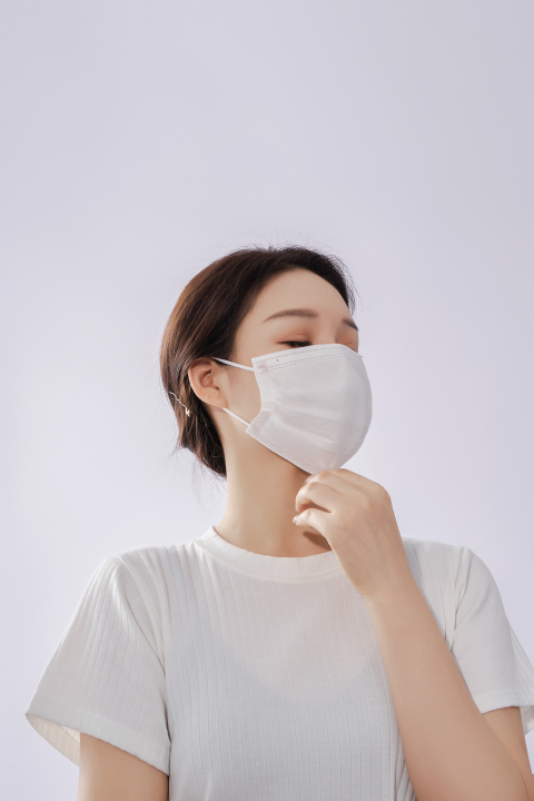 纯白背景医护人员口罩实拍图版权图片下载
