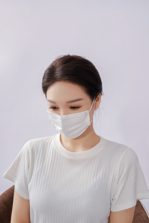 白上衣口罩女性半身实拍图版权图片下载