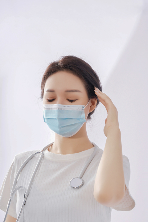 防护口罩女性护士实拍图版权图片下载