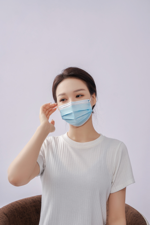 高颜值女性防护口罩实拍图版权图片下载