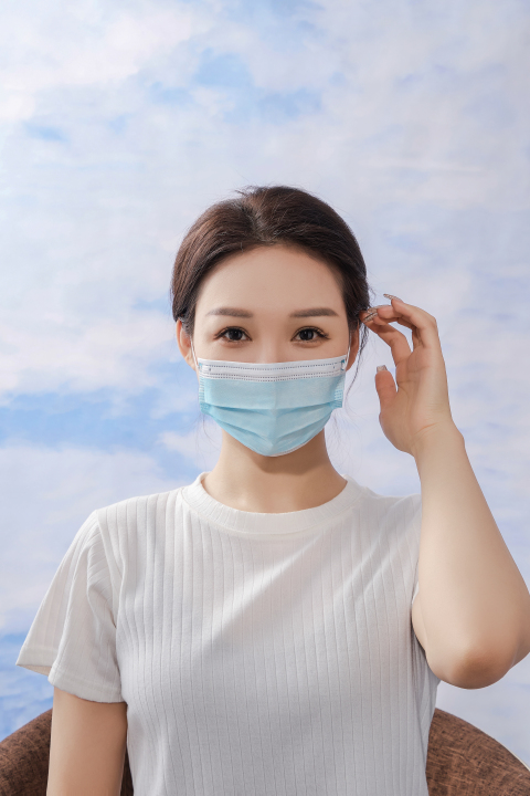 蓝天医护人员口罩半身实拍图版权图片下载