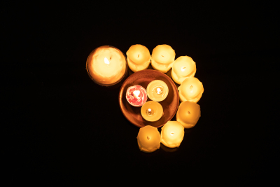 中元节点燃的蜡烛高清图