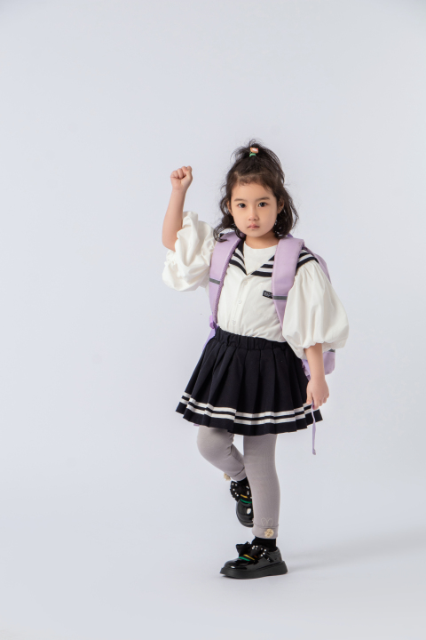 春秋小学生校服可爱风上学实拍图版权图片下载