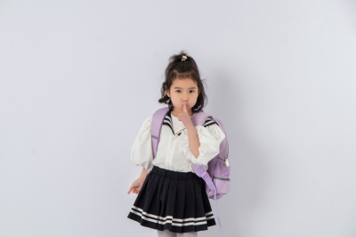 小学教育可爱女孩校服实拍图