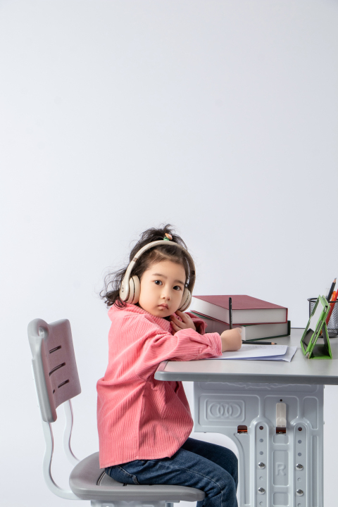 学生戴耳机线上学习实拍图版权图片下载