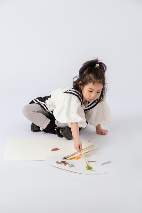 漂亮女孩绘画实拍图版权图片下载