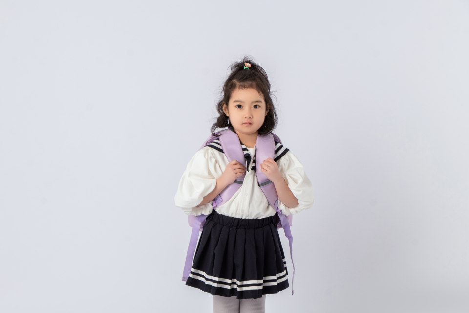 小学生紫色书包上学实拍图