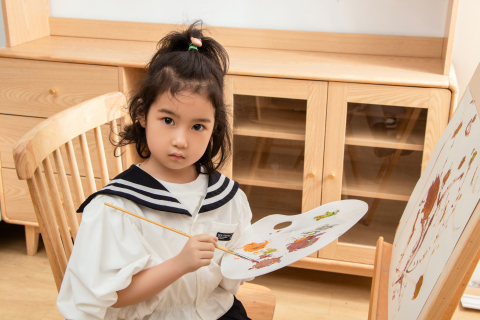 手拿调色盘绘画女孩正面图
