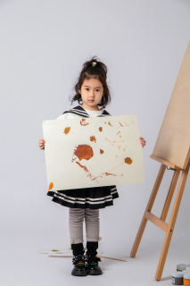 可爱女孩画画作品图
