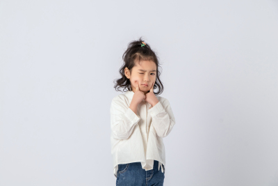 调皮小孩眯一只眼可爱实拍图