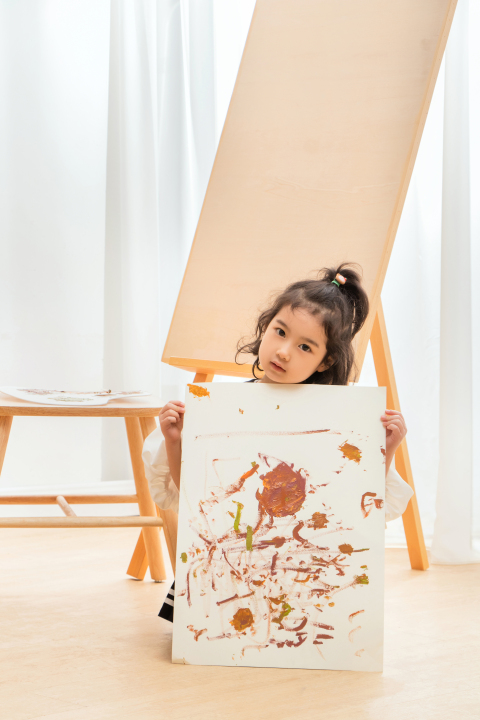 俏皮蹲坐的小女孩展示会员作品版权图片下载