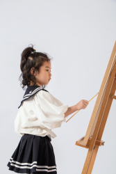 绘画课油画展示女孩图