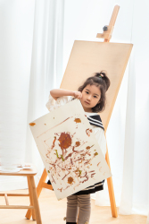 手拿绘画作品展示高清图