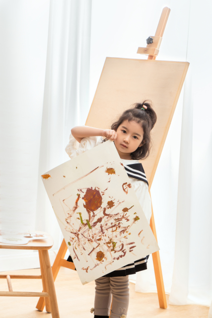 手拿绘画作品展示高清图