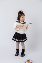 白色连衣裙女孩画画图