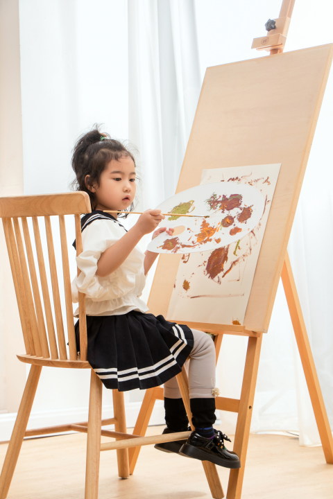 可爱小女孩绘画回眸实拍图版权图片下载