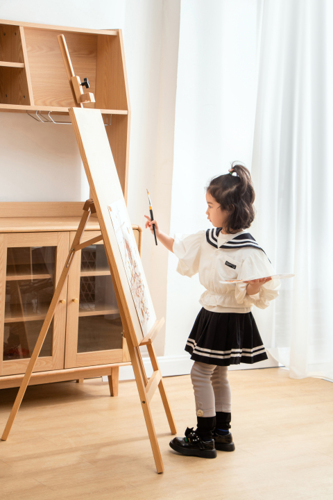 身穿海军风小裙子画画女孩版权图片下载