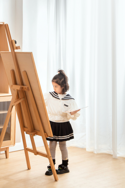 画板前认真作画的小女孩实拍图
