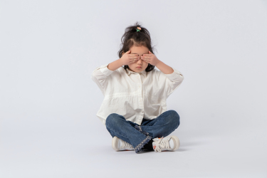 捂眼做游戏的小女生实拍图
