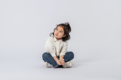 小女生扣手思考近景高清图