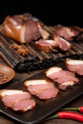 美味的切片腊肉近景高清图