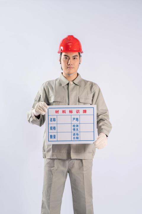 手拿指示牌工人实拍图版权图片下载