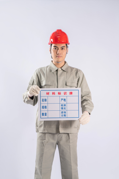 手拿指示牌工人实拍图