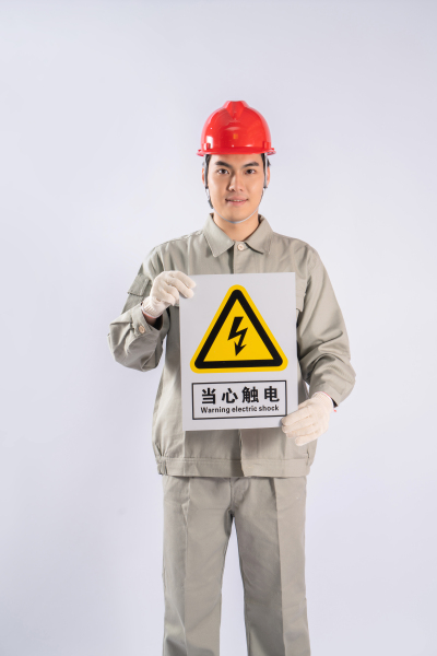 穿制服戴安全帽工人高清图