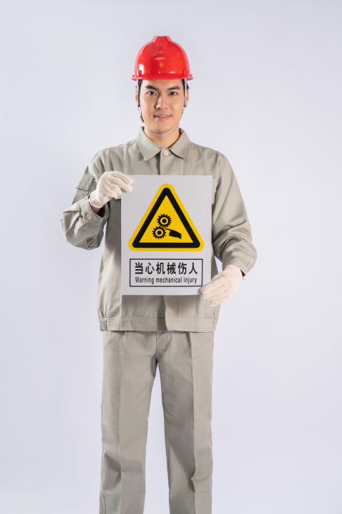 年轻头戴安全帽建筑工人高清图版权图片下载