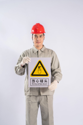 带有手套安全帽的工人高清图