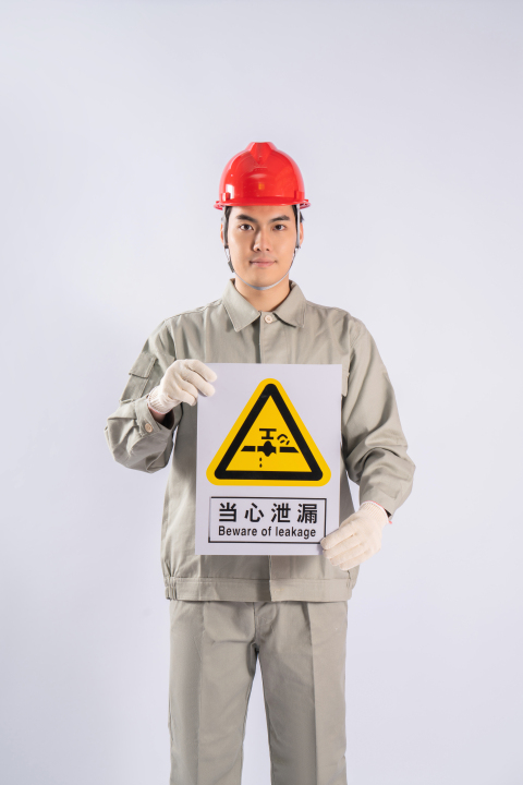 身穿职业装的工人高清图版权图片下载
