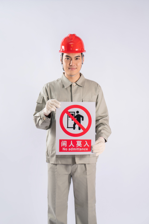 穿着灰色工装的工人实拍图版权图片下载