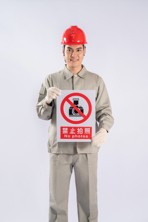 专业手拿标识牌工人实拍图版权图片下载
