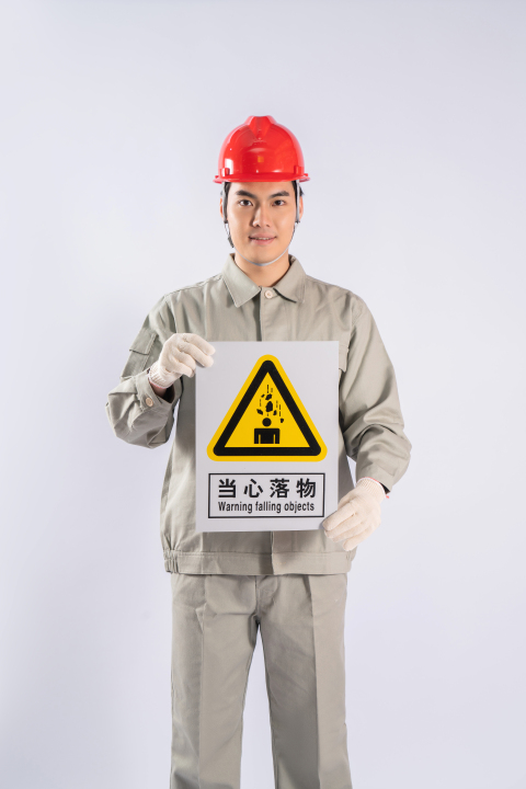 有安全帽的建筑工人高清图版权图片下载