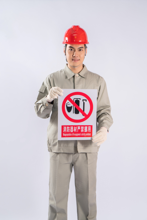 手拿红色标识牌工人实拍图版权图片下载