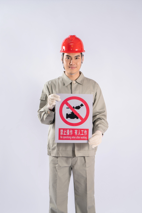敬业年轻工人实拍图版权图片下载