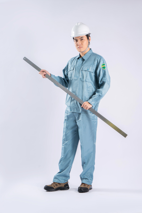 手拿工具工作的男职工高清图版权图片下载